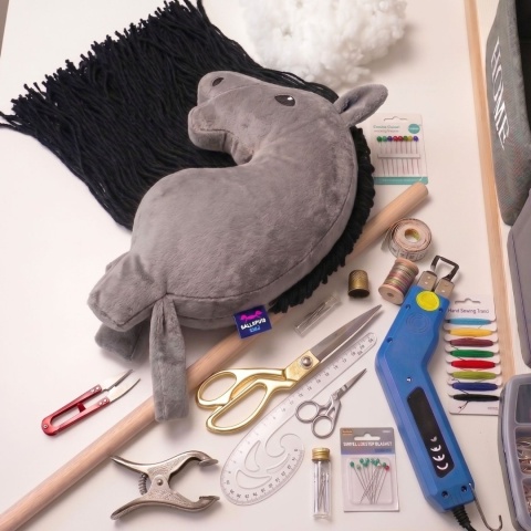 Hobby Horse A4 "Silver Shadow" + kantar + wodze