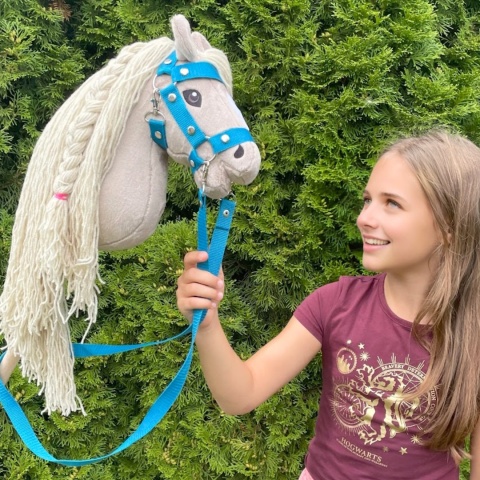 Hobby Horse Bella A4. Beżowy. Stajnia, kantar i wodze w zestawie