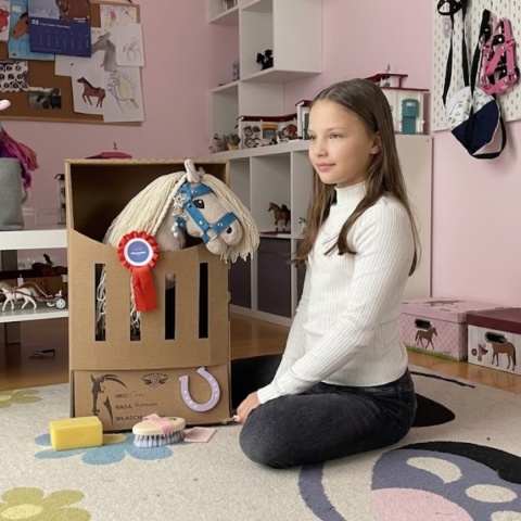 Hobby Horse Bella A4. Beżowy. Stajnia, kantar i wodze w zestawie