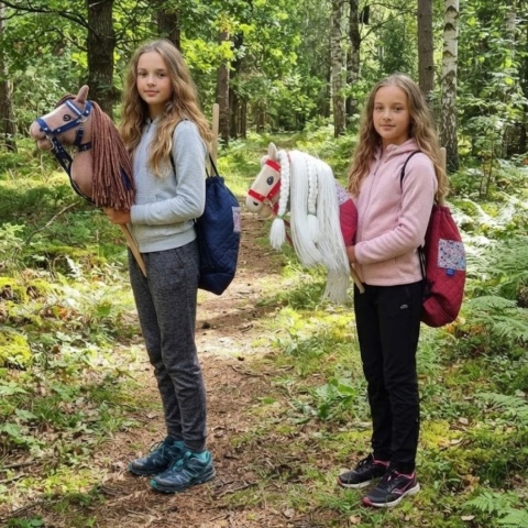 Workoplecak na Hobby Horse. Kolor granatowy. Wzór kwiaty